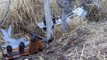 El transformador eléctrico fue tirado al suelo para robar el cobre de su interior. (Foto gentileza)