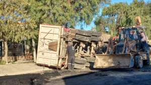 Hacían el asfalto y volcó un camión sobre la vereda, en un barrio de Roca