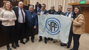 Los integrantes de la agrupación ypefiana ingresaron al recinto con los diputados. Foto: gentileza.