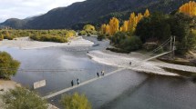 Imagen de El Bolsón y un plan para vacaciones de invierno: así se ve la Pasarela del río Azul desde un dron