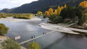 El Bolsón y un plan para vacaciones de invierno: así se ve la Pasarela del río Azul desde un dron