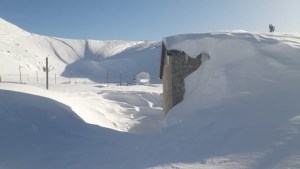 Copahue: excavó para salir de su casa tapada por 4 metros de nieve y mirá el espectáculo que encontró…