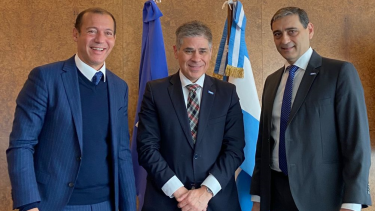 El presidente de YPF, Pablo González, junto al CEO de la firma Pablo Iuliano y el gobernador de Neuquén, Omar Gutiérrez. La clave de la firma pasa por Vaca Muerta. (Foto: gentileza)