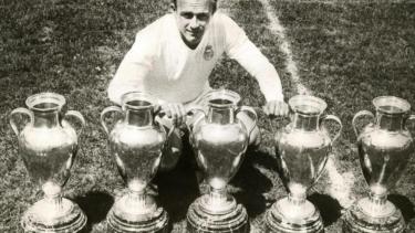 Alfredo Di Stéfano, debuta en la selección argentina en la goleada a Bolivia 7-0 en el partido por la Copa América 1947.