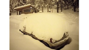 Varados, evacuados, derrumbes y cortes de luz por fuerte temporal de nieve y viento en Chubut