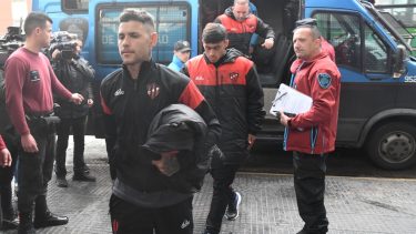 Los jugadores de Patronato estuvieron más de 14 horas demorados por la Policía de la Ciudad. (Foto: Telam)