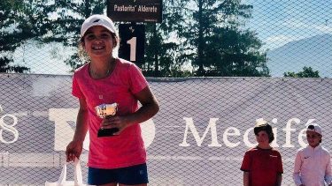 Rosario recibiendo el premio por haber ganado el Nacional en su categoría. 