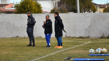 Funes junto al presidente Adán Valdebenito y el asistente técnico Mari Martínez. Foto Gentileza Sol de Mayo.