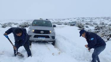 Pala a pala, el operativo logró abrirse camino en la nieve y llegar hasta el criancero. (Foto prensa El Cholar).-