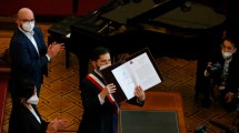 Imagen de Boric recibió la propuesta de Nueva Constitución que ahora irá a un plebiscito