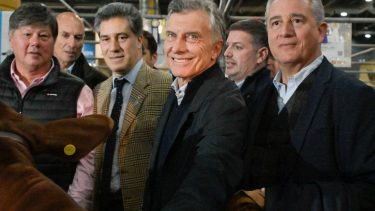 El expresidente fue recibido con entusiasmo entre los stands de La Rural. 