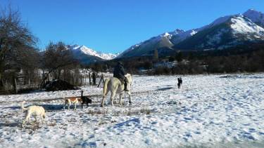 Don Ramón Guzmán en una de sus recorridas por el campo en Cholila, noroeste de Chubut, Patagonia pura. La foto la tomó su nieto, Franco.