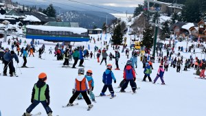 Escuelas de esquí de Bariloche denuncian a un gremio por clases ilegales en cerro Catedral