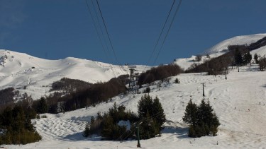 Las pistas de esquí y los medios de elevación del cerro Catedral se mantienen cerrados este domingo por el duelo en la montaña. Foto: Marcelo Martinez