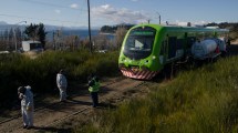 Imagen de El Tren Patagónico embistió a un camión atmosférico que cruzó un paso a nivel en el ingreso a Bariloche