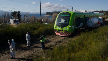 El accidente se produjo en el paso a nivel ubicado a 500 metros de la estación de trenes. Foto: Marcelo Martínez