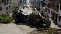 Imagen de Volcó un camión de hormigón en una calle de extrema pendiente en el centro de Bariloche