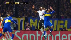 Codazo, sangre, penal y amarilla: la jugada polémica de Boca-Corinthians