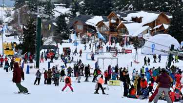 Estas vacaciones de invierno en el horario habitual de 9 a 17, se puede ir al Play Park de la base del Catedral en Bariloche.   Foto: Alfredo Leiva.
