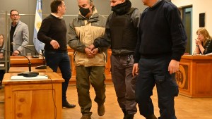 Crimen de un joven en Bariloche: «Me senté con una manta encima de él y cuando me retiré ya no respiraba»