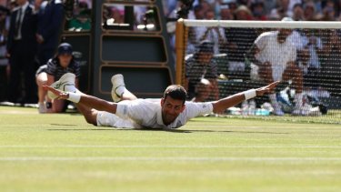 Nole festeja boca abajo en el césped de Wimbledon. Llegó a 21 Grand Slams en su carrera. 
