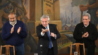 El Presidente junto a Daer y Acuña, de la cúpula de la CGT. 