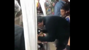 Insólito: Capitanich saludaba a vecinos, se confundió y besó un maniquí