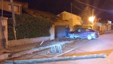 Chocó contra un poste y el frente de una vivienda en Regina para luego abandonar el vehículo