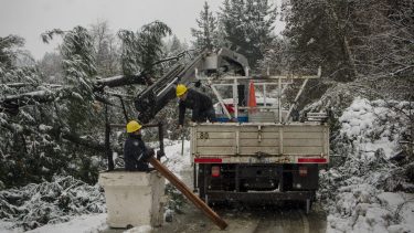 Cuadrillas de Edersa trabajaron desde el viernes y el fin de semana para restablecer el servicio en El Bolsón y las localidades de los alrededores. (Foto gentileza)