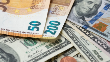 El dólar alcanza la paridad con el euro por primera vez desde 2002. 