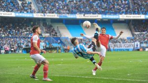 Con un golazo de Hauche, Racing le ganó el clásico al Rojo y manda en Avellaneda