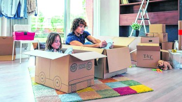 Jugar con cajas nos puede disparar hacia un auto, un robot, un túnel. Animarnos a meternos en él es dejar fluir al niño interior. Reír porque sí, porque estamos vivos.