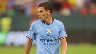 Julián podría sumar sus primeros minutos oficiales en el City ante Liverpool.