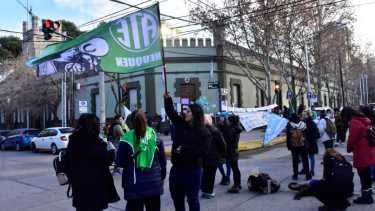 Trabajadores de ATE movilizaron en el ISSN y en Casa de Gobierno. Foto: Yamil Regules. 