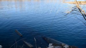 Preocupación por el vuelco de materiales crudos al río Limay