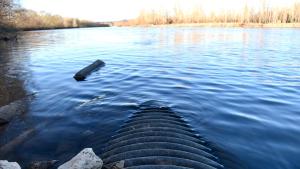 La bajante del río dejó un caño al descubierto en Neuquén