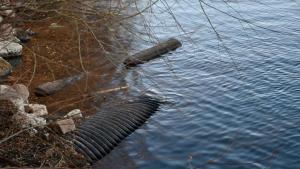 El caño al descubierto en el paseo de la Costa, es de la planta Tronador