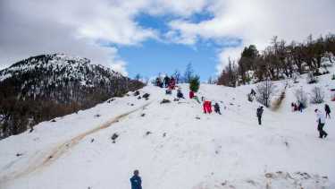 Postal de la ruta nacional 40 en las vacaciones de invierno 2022: los turistas disfrutan de la nieve a la vera del Camino de los Siete Lagos. Foto: Patricio Rodríguez.
