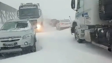 La nieve obligó al cierre del Cristo Redentor: más de 400 personas varadas. 
