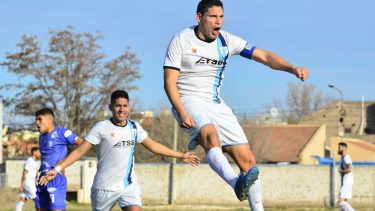El Goldo Sáez cuando le metió dos goles en el 5-4 de La Amistad a Atlético Regina. (Foto: Néstor Salas)