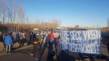 Los trabajadores rurales levantaron los cortes en Godoy