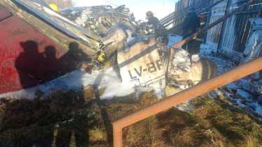 Los bomberos trabajan sobre los restos del avión siniestrado. Foto: Gentileza
