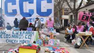 Con un «feriazo», tomaron la esquina más céntrica de Roca para mostrar el trabajo en los barrios