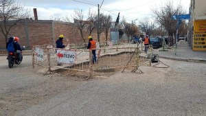 Empiezan a reasfaltar calle Don Bosco en Roca luego de terminar un recambio cloacal