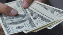 Imagen de El dólar que usan las empresas se disparó con fuerza y el blue quedó a un paso de los $600