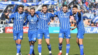 Martín Ojeda (11) festeja con sus compañeros el gol de la victoria para Godoy Cruz. 