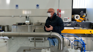 Gabriel Trujillo es propietario de una empresa de alimentos congelados en Bariloche y cuestiona una tarifa especial que eléctrica que le exigen pagar. Foto: Archivo