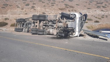 Un camionero murió en la Ruta 242 cerca de Las Lajas. Fotos: Gentileza