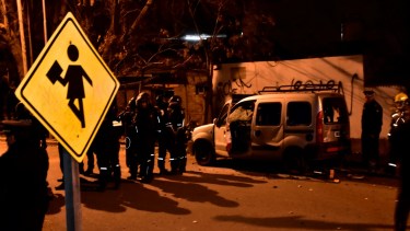 Incidentes frente a la casa del profesor de Neuquén acusado de abuso. Foto: Yamil Regules