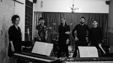 El quinteto:  Roberta Orlandi, Joaquín Orlandini, Sol Yacopini, Freancisco Fuchs y Tomás Jara.